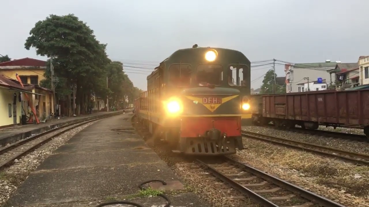 D10H-014 kéo hàng rời ga Yên Bái đi Lâm Thao ( Bác tài chào nhiệt tình quá )