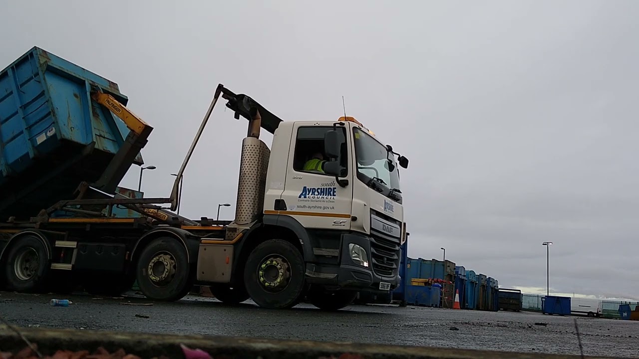 Roll on roll off/hook loader skip truck hard at work#daf