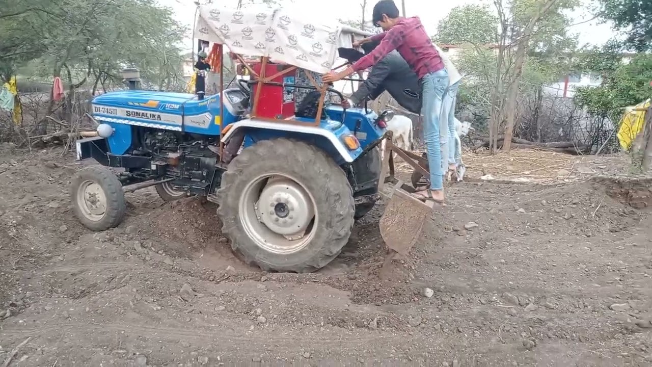 @ट्रेक्टर से खोदने पर क्या निकला