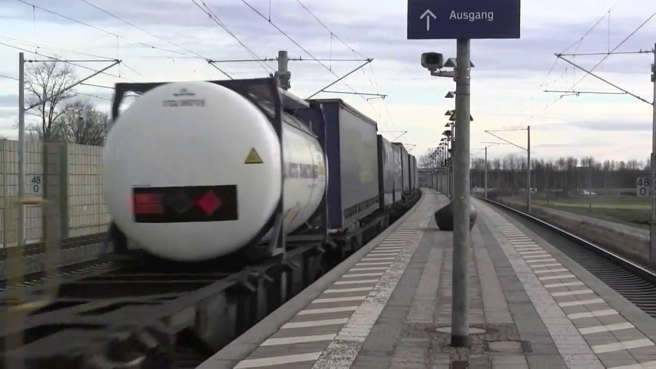 Mering-St. Afra Bahnhof 22.12.2013 mit G&uuml;terz&uuml;gen und Lichthupe