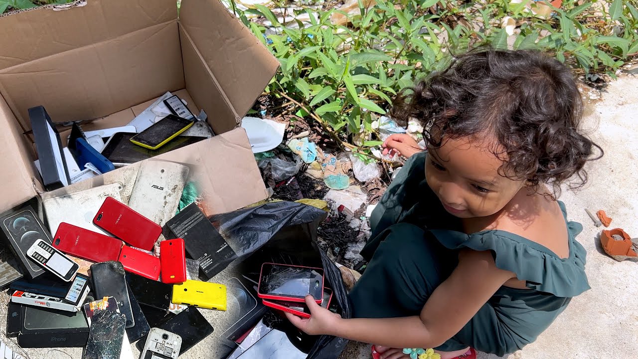 🥰Lucky Day! i Found Many Abandoned Phones & More  Restoring OPPO A35 Cracked