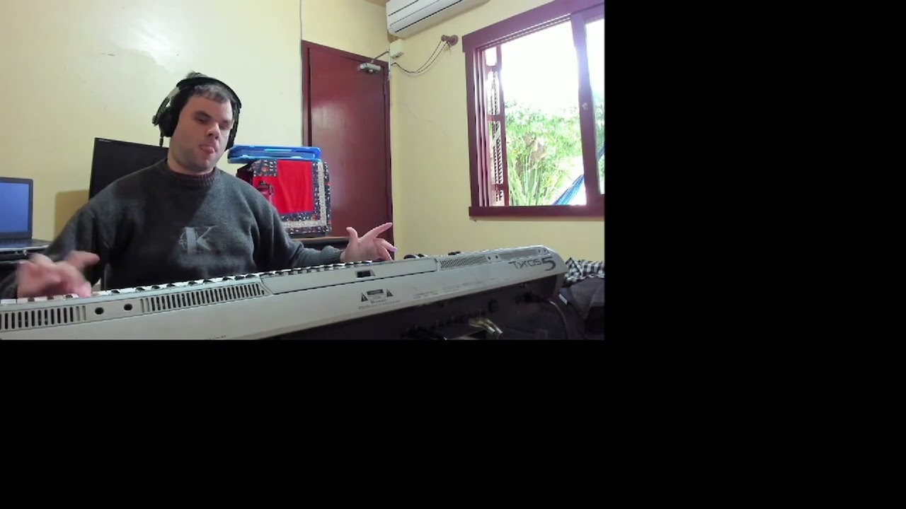 Tocando no teclado a música 