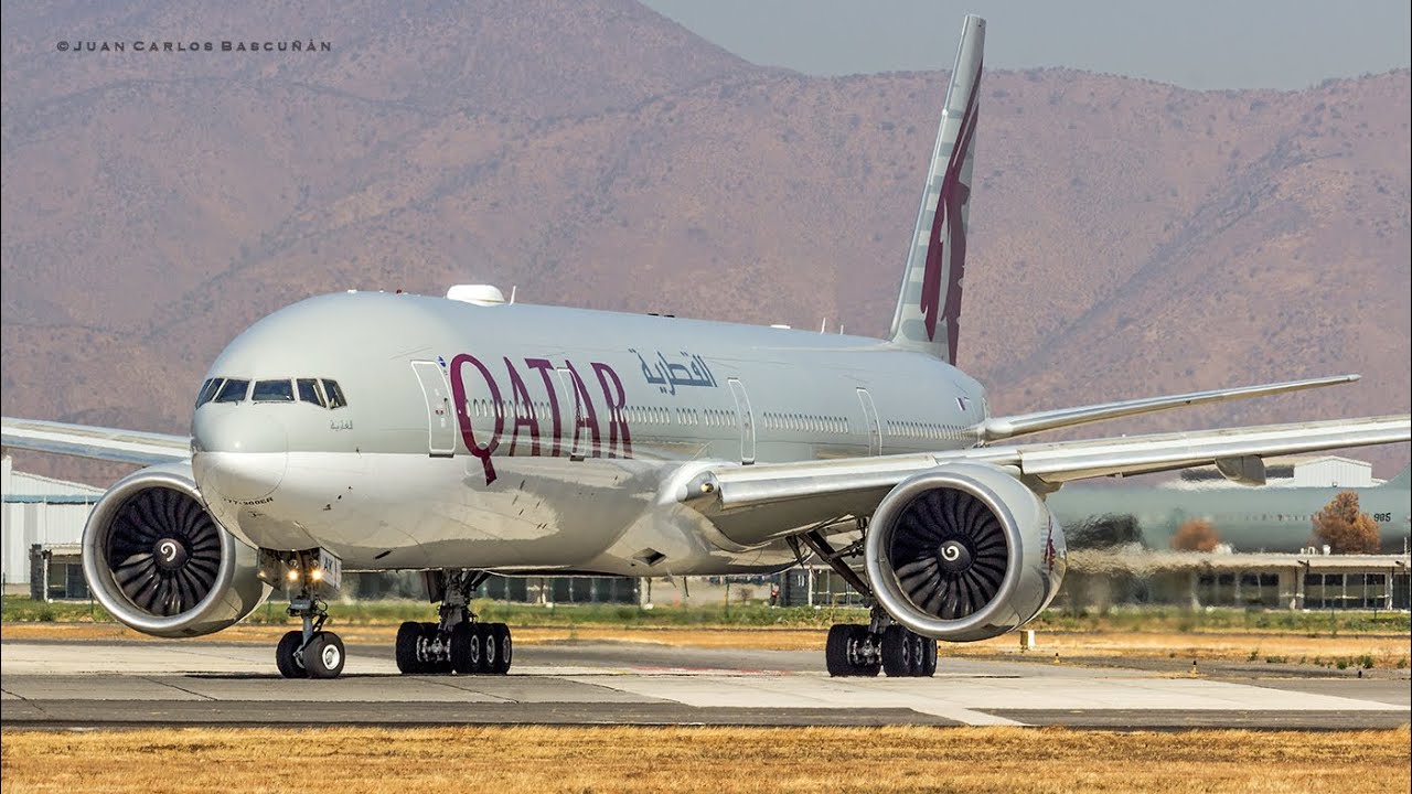 Qatar Airways Boeing 777-300ER (A7-BAK) despegando desde el aeropuerto de Santiago SCL / SCEL