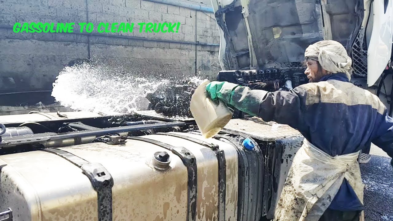 Cleaning a truck:How we could clean and remove grease from the Scania truck