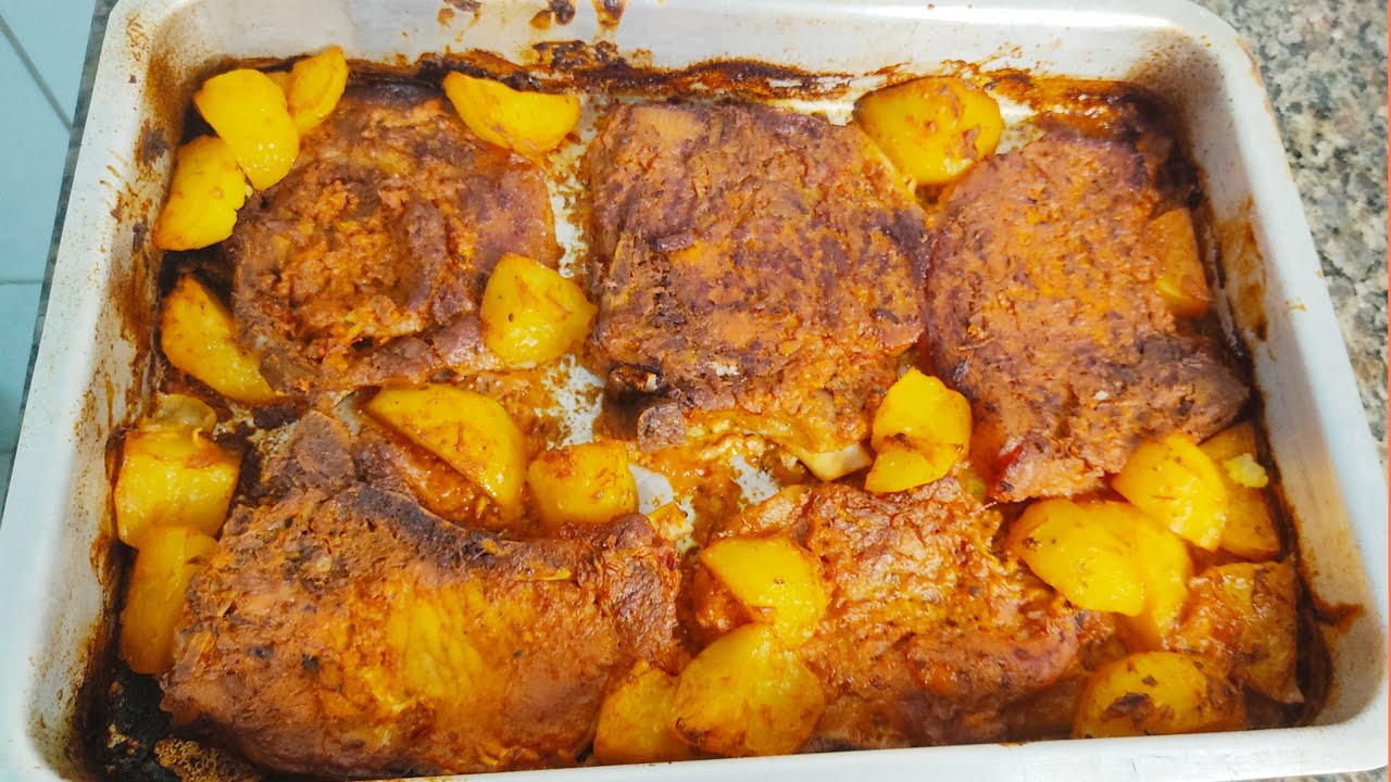 BISTECA COM BATATAS NO FORNO NÃO FICA SECO / Marielly Ferreira