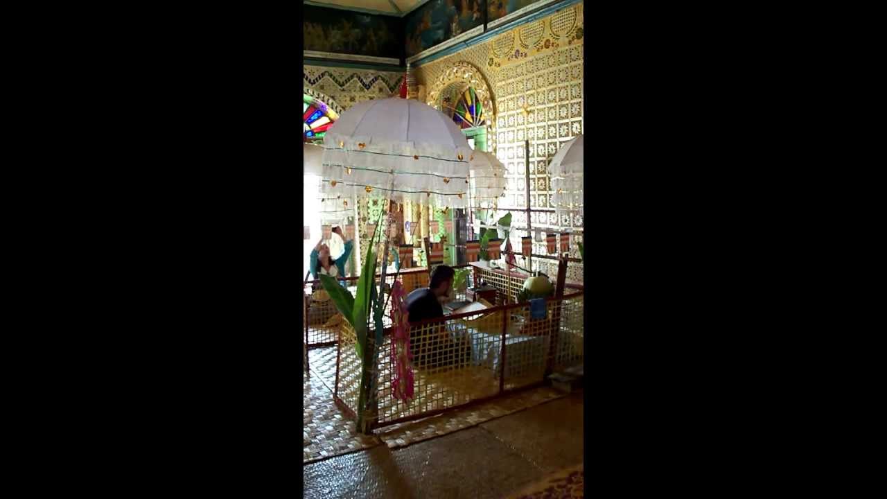 Inle Lake - Maing Thauk Forest Monastery - praying session.