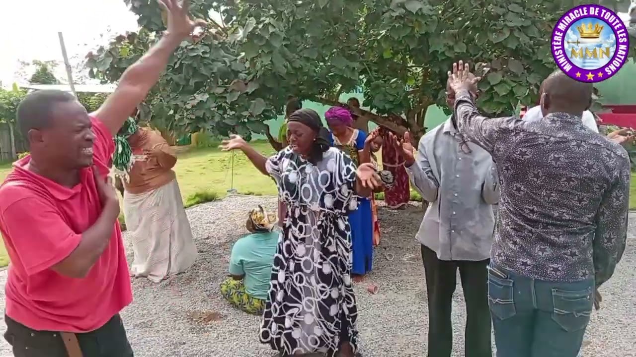 PRIE AVEC LE PROPHETE DAVID MIRACLE , À LA MONTAGNE