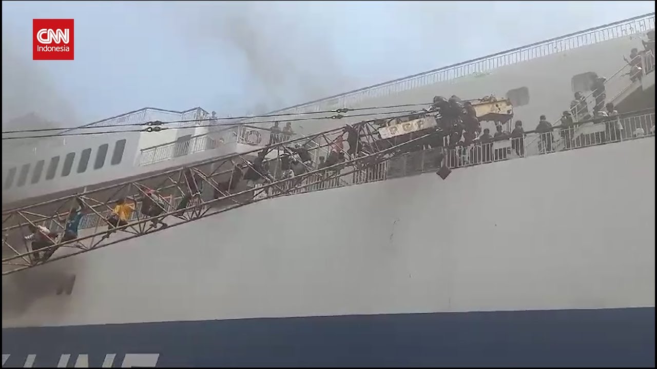 Momen Evakuasi Penumpang KM Mutiara Berkah I Gunakan Crane