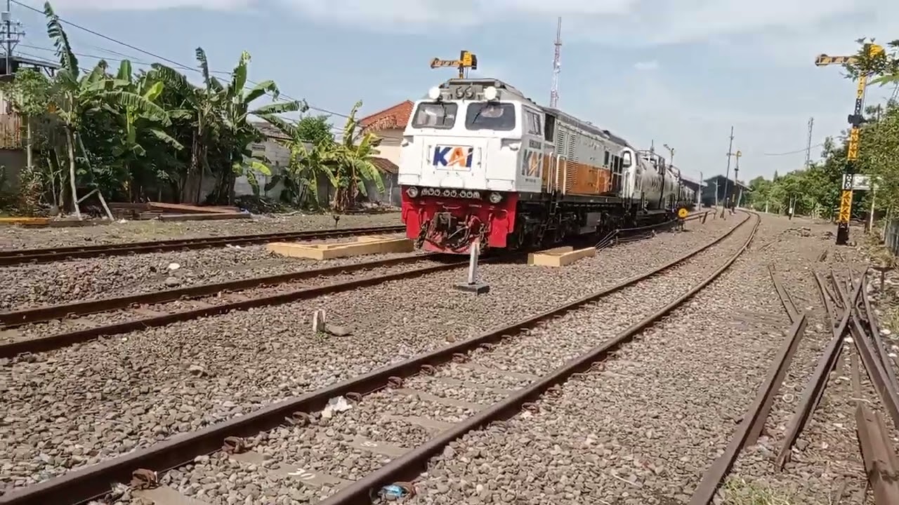 KA BBM berangkat dari stasiun Sidoarjo