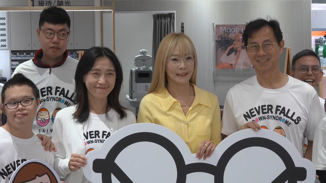 日本眼鏡品牌JINS變聖誕老人 免費公益配鏡送唐寶寶