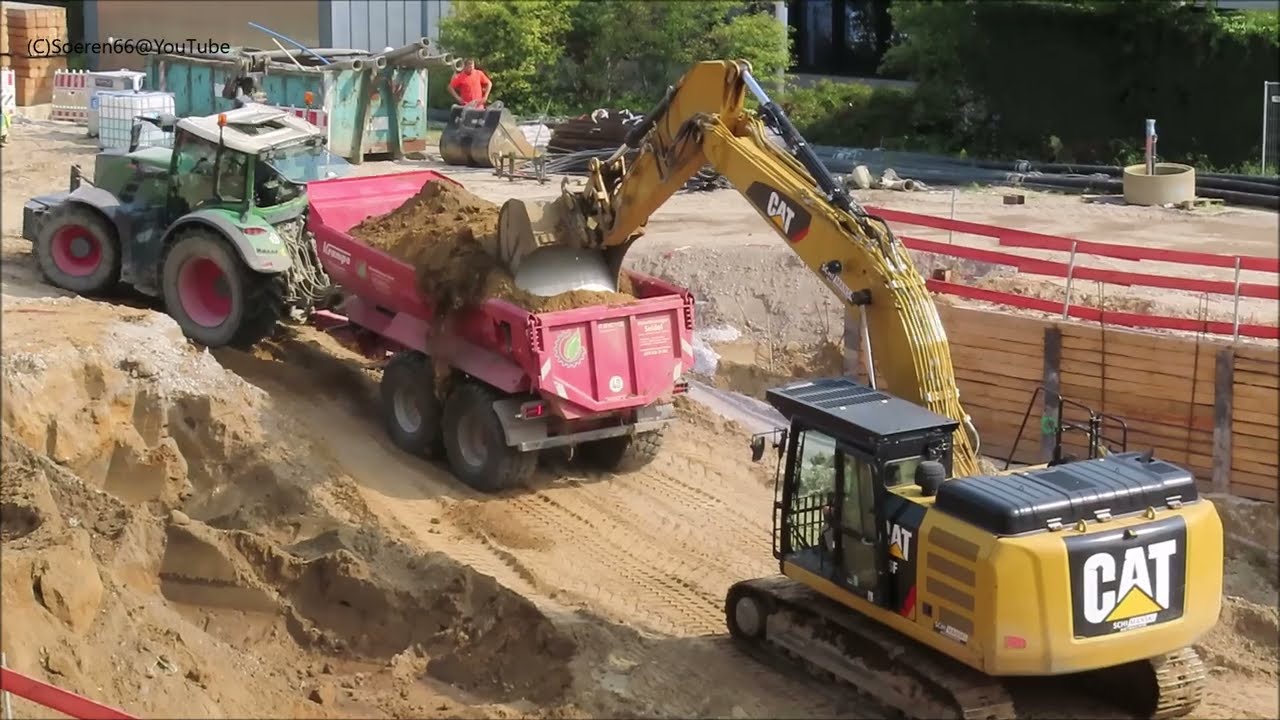 Kettenbagger CAT 323 schiebt Trecker FENDT 828 aus der Baugrube