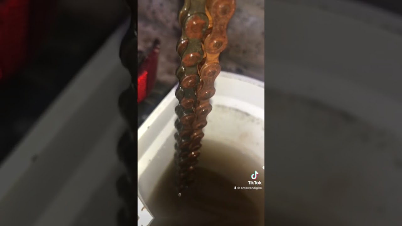 DIY How to clean your rusty bike’s chain with vinegar!