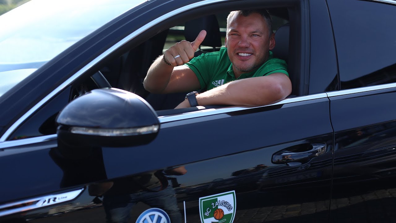 Žalgiriečiams įteikti naujutėlaičiai „Volkswagen“ automobiliai