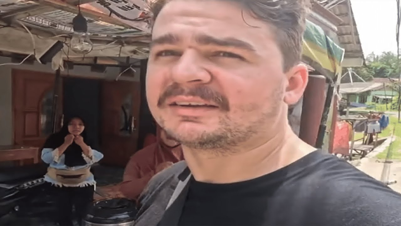 turist beșit merge pe o insulă plină de femei din Indonezia
