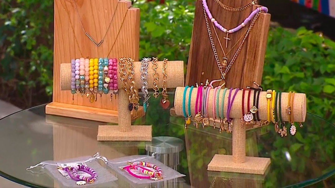 Le mostramos collares y pulseras de pucas