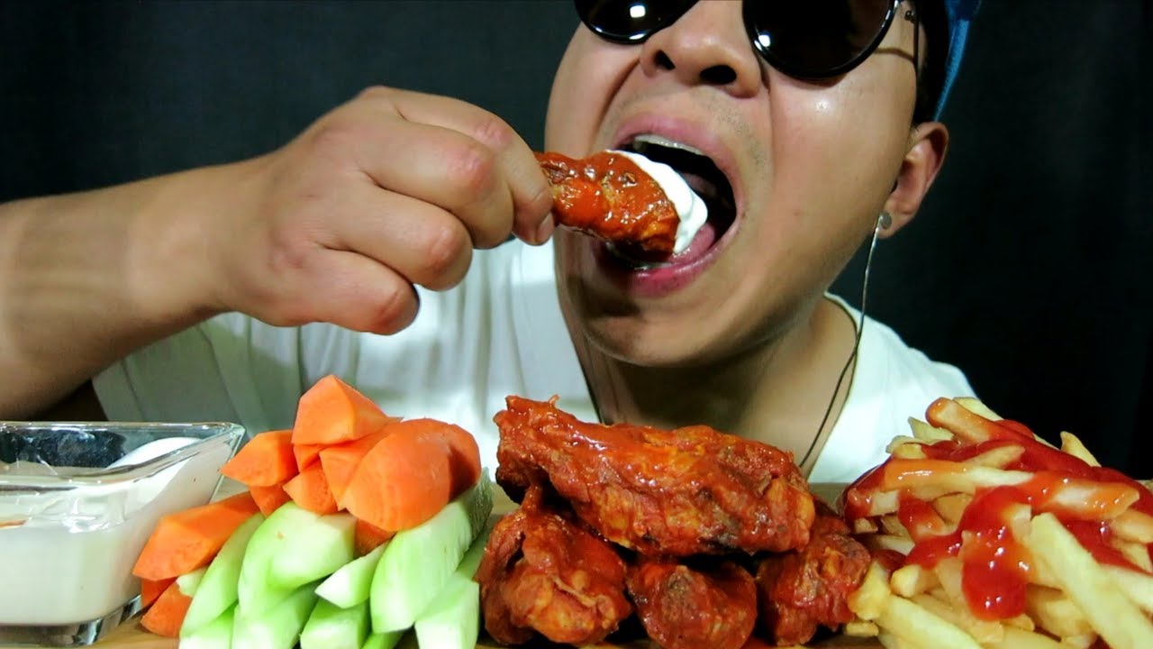 ASMR | COMIENDO ALITAS EN SALSA BÚFALO Y PAPAS FRITAS. #ASMRCOMIENDO #MUKBANG