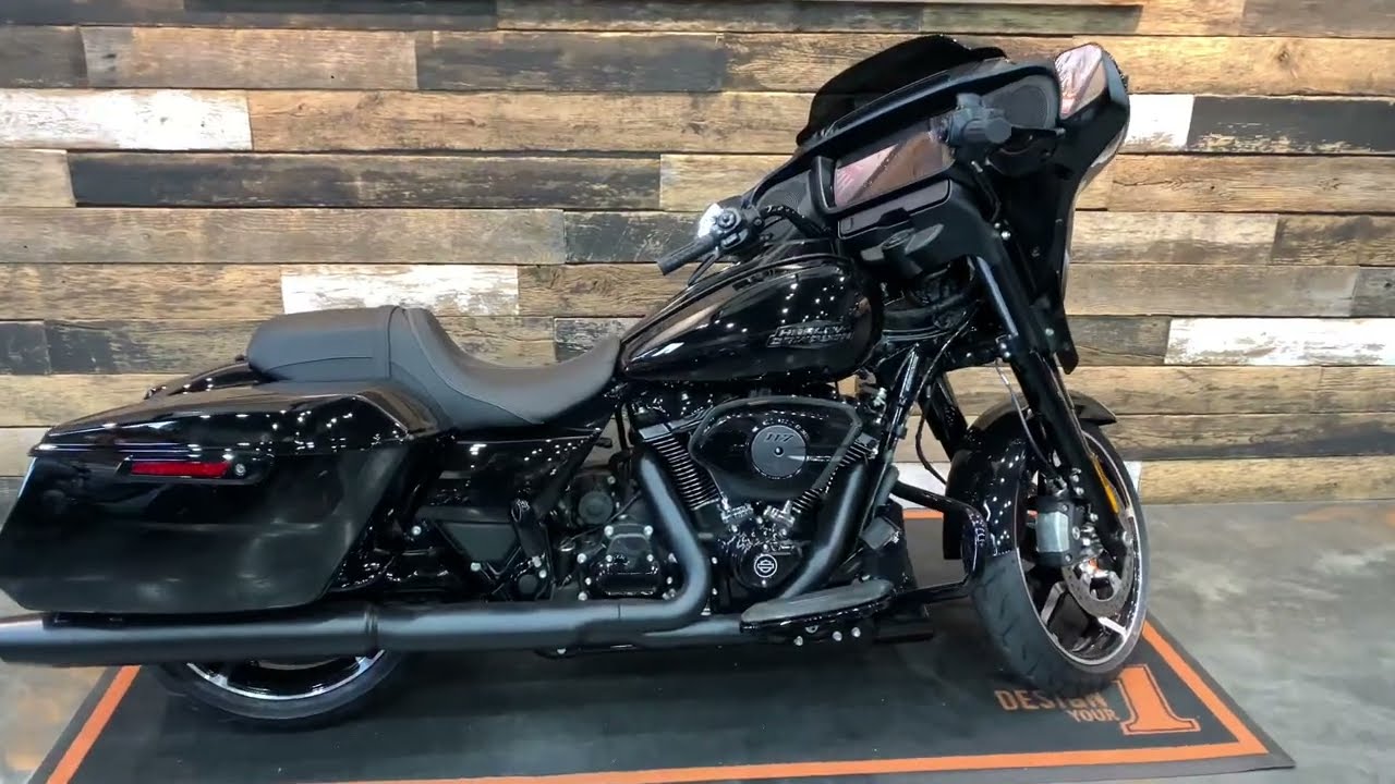 2025 Harley-Davidson Street Glide in Vivid Black w/Black Trim-FLHX