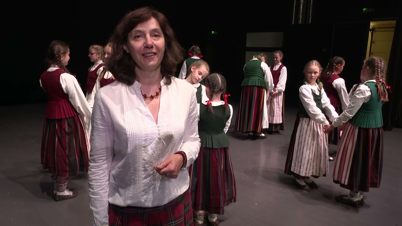 Folkloriniai šokiai. Moko choreografė Dijana Bakšienė.