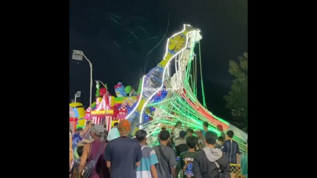 Wahana Pasar Malam di Jolotundo Semarang Ambruk