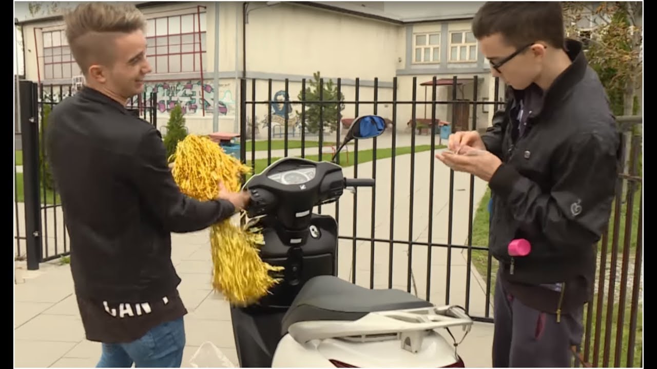 Przyjaciele w akcie zemsty zniszczyli rywalowi skuter [Szkoła odc. 509]