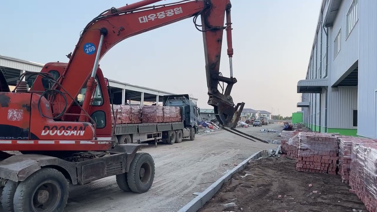 máy xúc cẩu gạch vs xe ben to #xeben #mayxuc #cẩugach #xuhướng