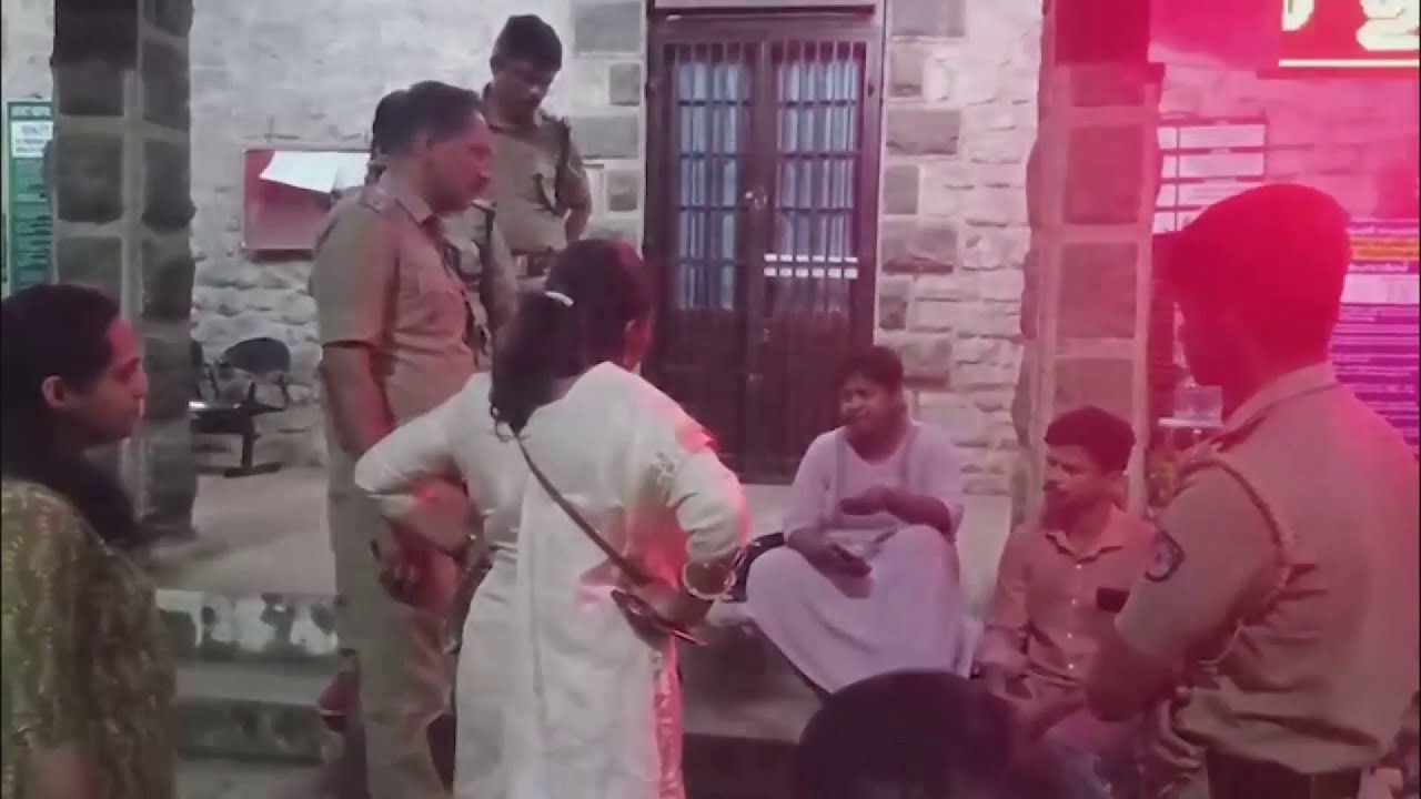 ശമ്പളം കിട്ടിയില്ല, നെടുമങ്ങാട് ജില്ലാ ആശുപത്രിയിൽ കുത്തിയിരിപ്പ് സമരം നടത്തി യുവതി | Trivandrum