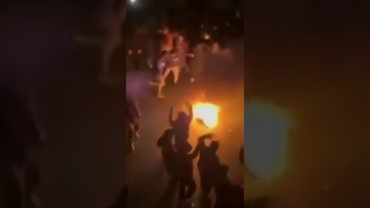 ⚠️ Mulheres queimam v&eacute;us isl&acirc;micos em protesto contra regime do Ir&atilde;