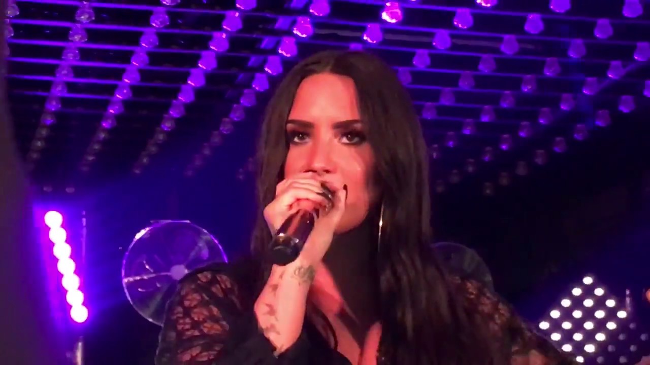 Demi Lovato - Sexy Dirty Love - Paris 2017