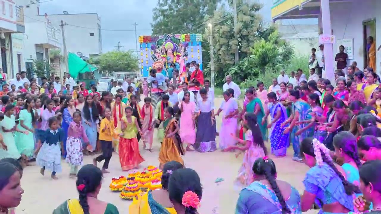 రేవల్లిలో బతుకమ్మ సంబరాలు జరుపుకుంటున్న ప్రజల్లో మహోత్సవాలు
