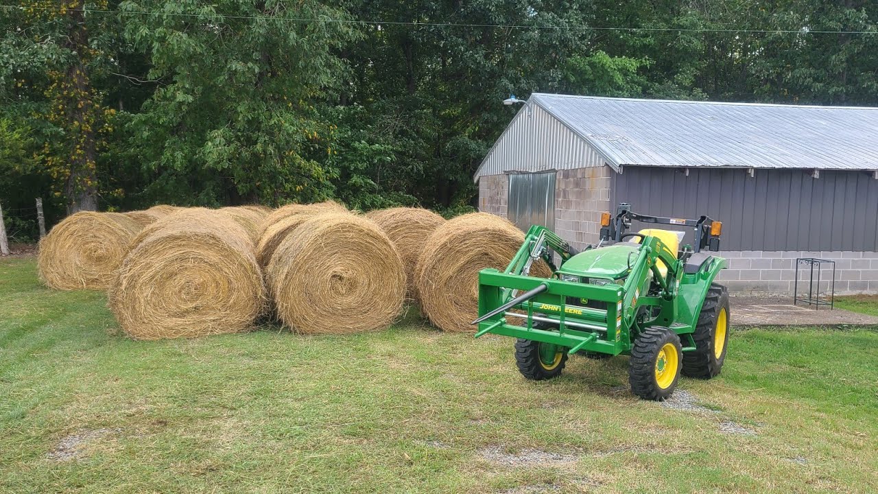 Moving Hay Like A Boss John Deere 3043D  🚜