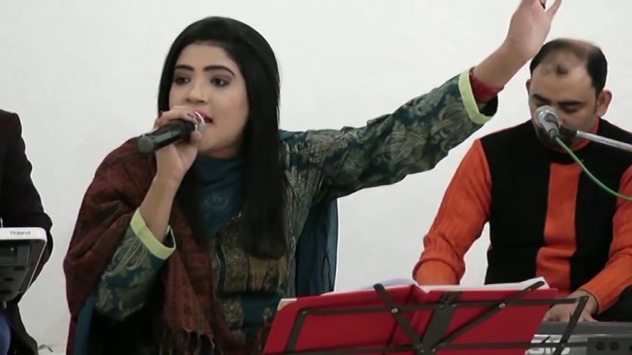 Sufiana kalam Arre Logo Tumhara Kia by Singer Areesha Ali at Karachi