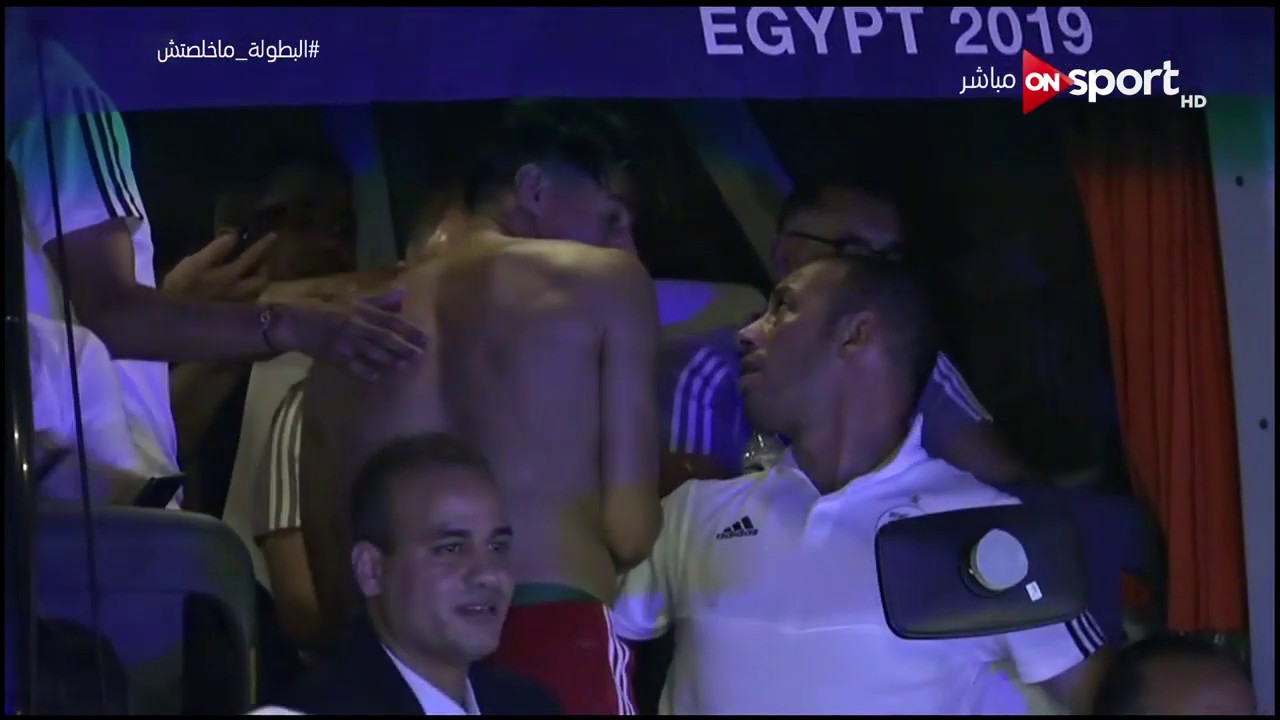 فرحة والتفاف جماهير الجزائر حول حافلة اللاعبين بعد التأهل لنصف نهائي كان 2019