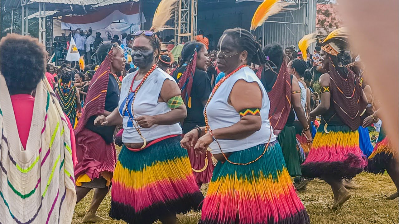 LAUTAN MASA PENDUKUNG - CALON BUPATI PUNCAK, No Urut 04 Di  lapangan Trikora Kago