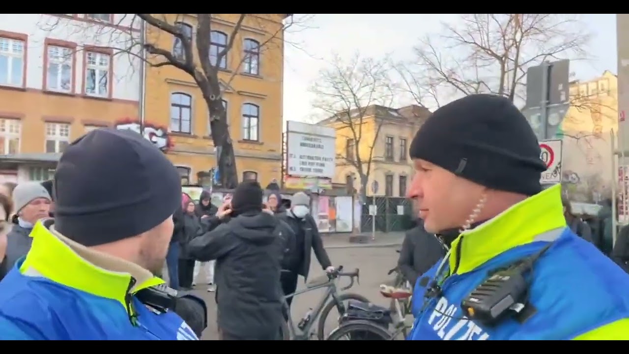 Vermummter Antifa schlägt Polizisten ins Gesicht ohne jegliche Sanktion  Leipzig Connewitz