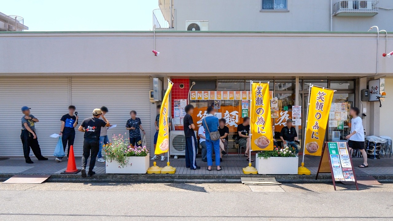 名古屋の爆食いアニキたちが殺到するニンニクデカ盛りラーメン店の爆裂昼営業に密着！丨Incredible Japanese Ramen