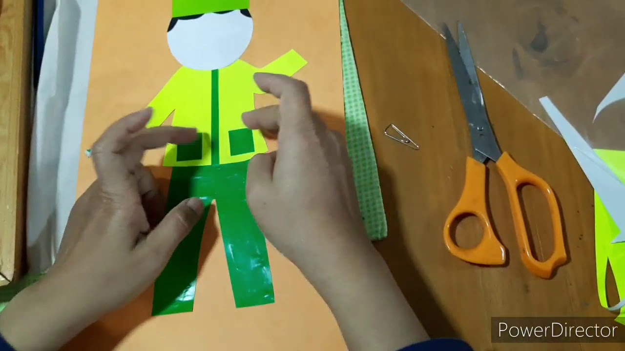 Menggunting dan menempel pola origami menjadi bentuk sesuai jenis kelaminnya (Laki-laki)