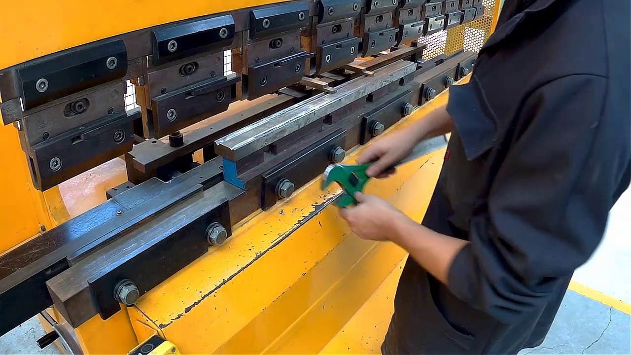 D&eacute;montage des outils sur presse plieuse