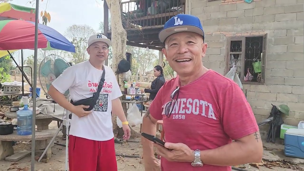ວິໄລ ຈັດງານລ້ຽງສົ່ງຫມູ່ກັບ Seattle ຢູ່ກາງທົ່ງນາ