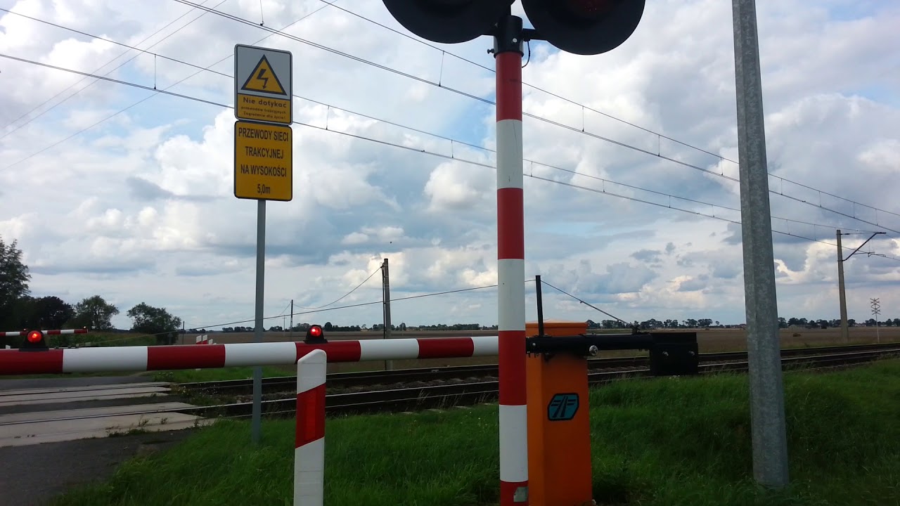 Przejazd kolejowy w Mirowicach (kujawsko-pomorskie) sierpień 2017 (przelot)