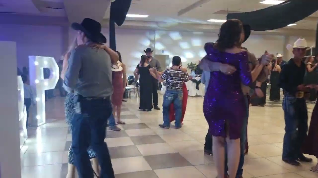 Sacudiendo el piso con el baile flor y mau 🎶 