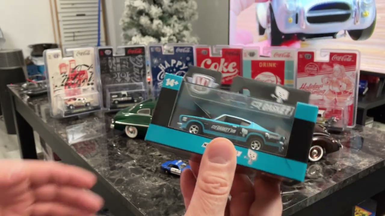 Литые модели в масштабе 1/18 и несколько литых моделей в масштабе 1/64.