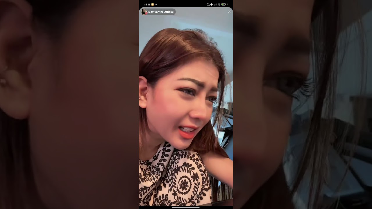 Teh novi kesal sama kariawanya yg toksik,sampe brani makein baju teh novi. Tlp krucil bwt obat ksel