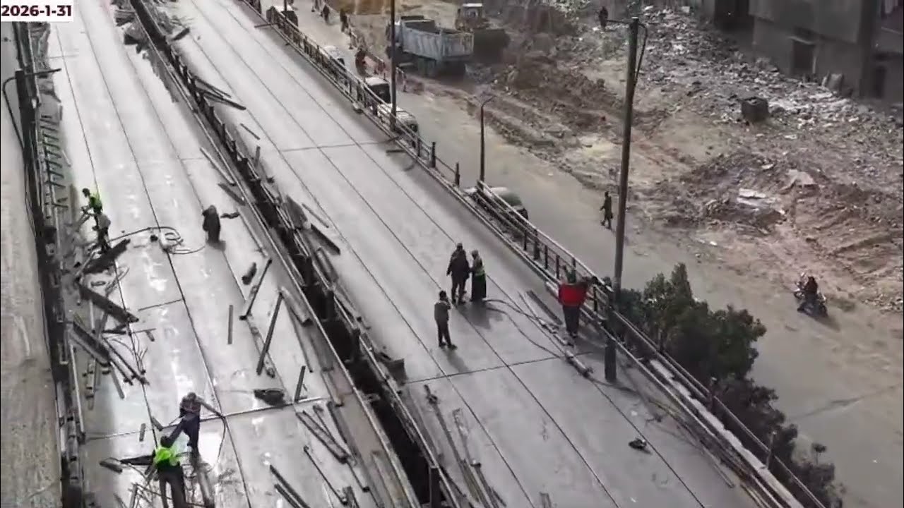 شوف ازاي بيفكوا كوبري السيدة عائشة 