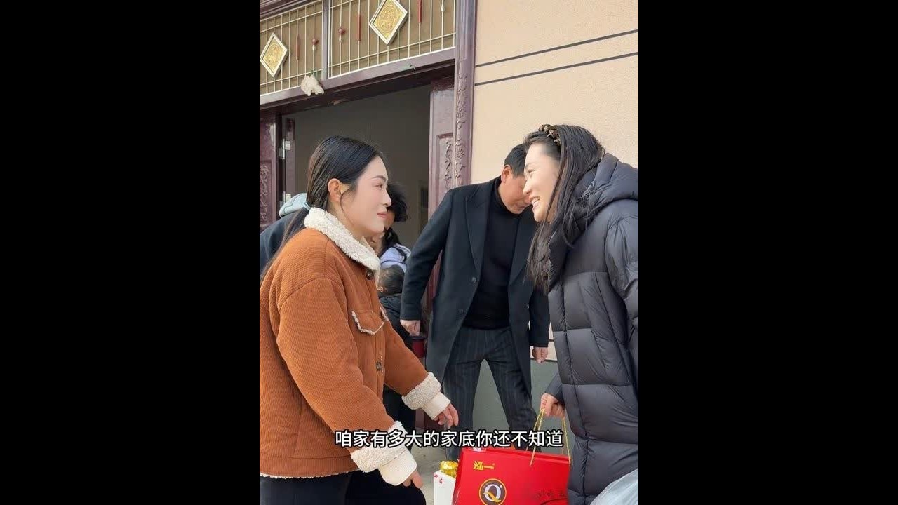 前几天永琪爷爷身体不舒服住院了，现在好多了，今天刚出院我们过去看看他，爷爷是一个很善良的人，看到我们过去，都感动的流泪了，我记得很清楚，健美结婚的时候，当见见和健美同时在舞台出现的时候，爷爷一直在台