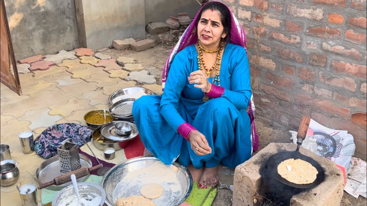 चूल्हे पे बनाए मूली के परांठे 😍 एकदम ताजा और देशी मूली के 😋