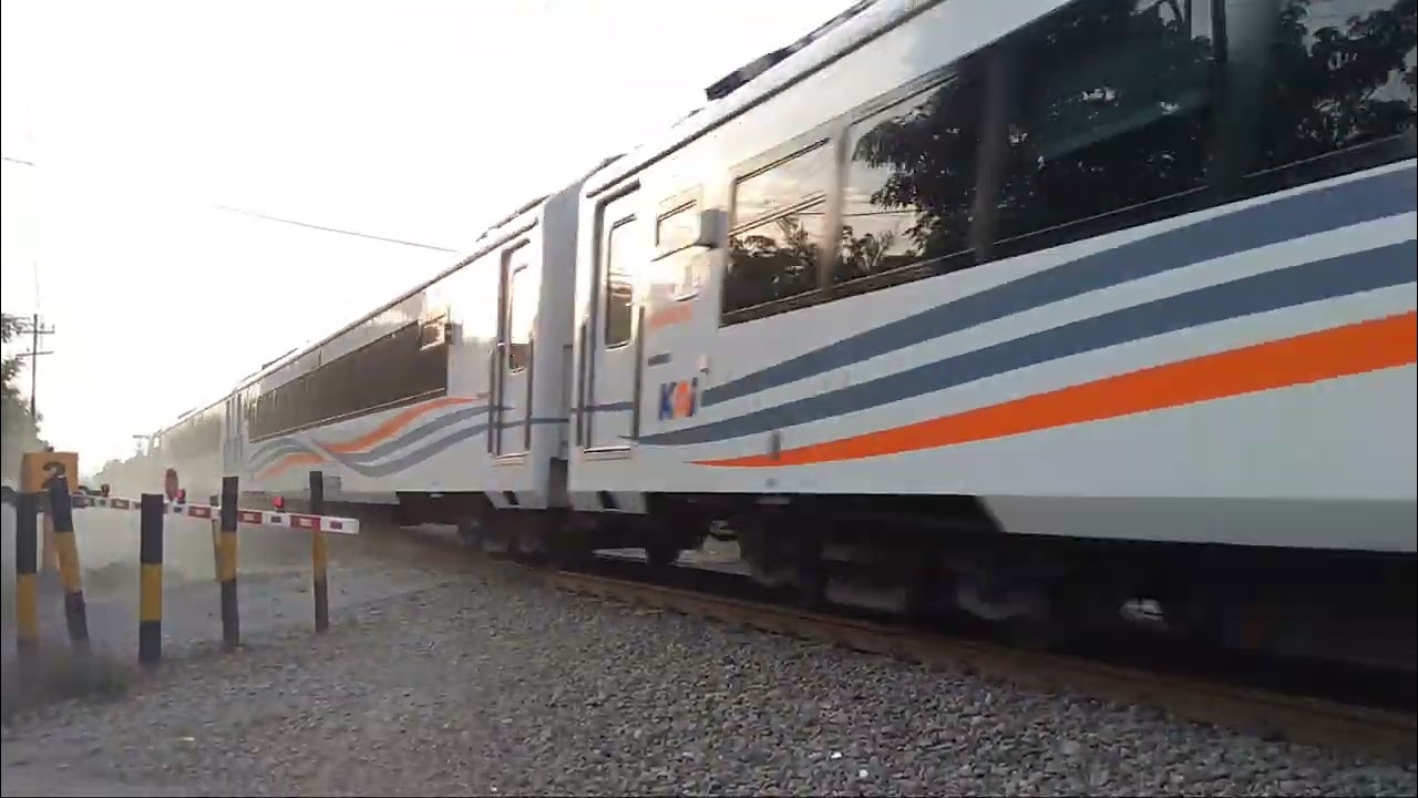 KA Gajayana melintas JPL 244 Plosokandang