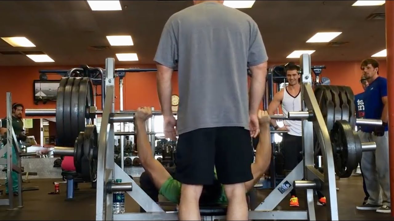 The MORE eyes, the LIGHTER it feels! 405lb RAW bench press @ 153lb body weight