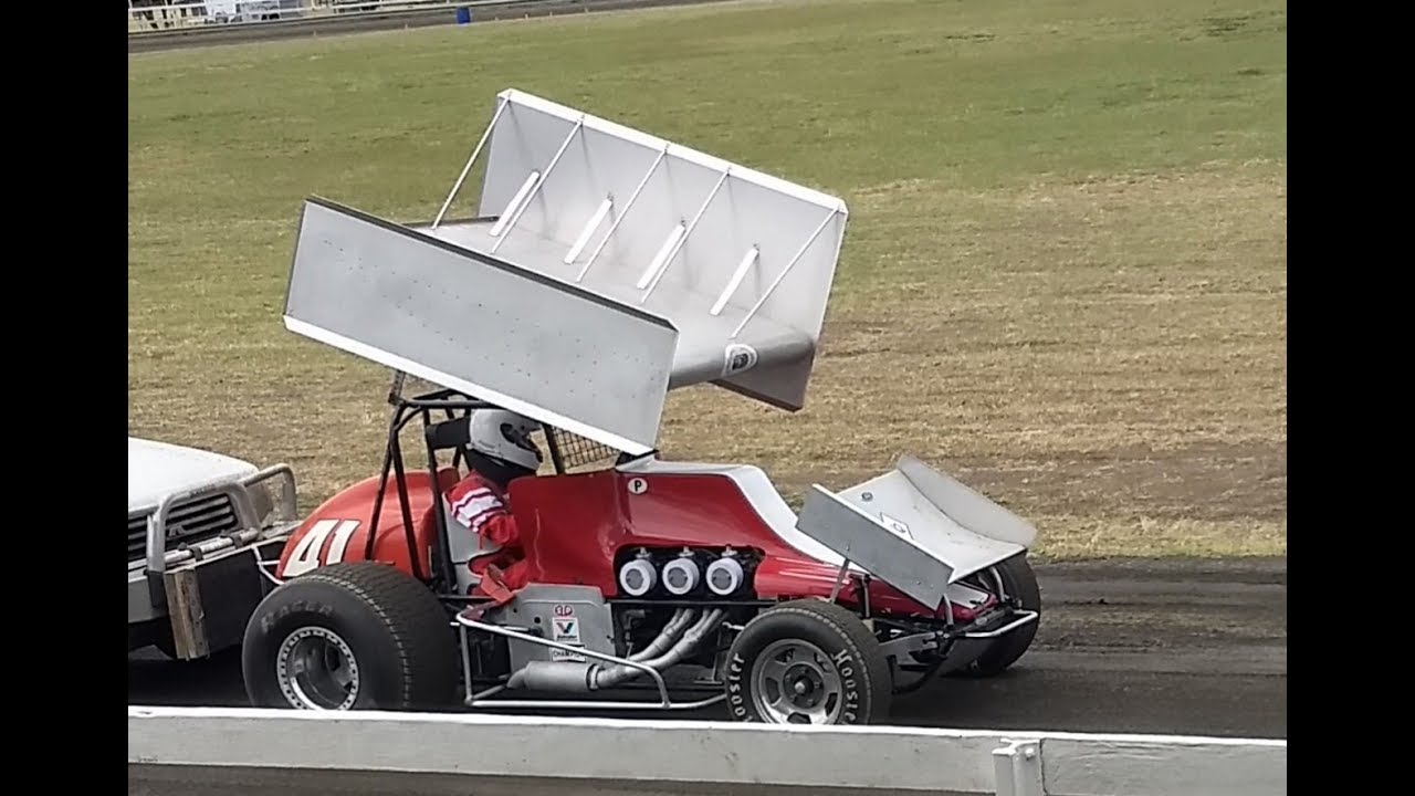 Brett Ingram in the historic 41 sprint car looking for a flag!