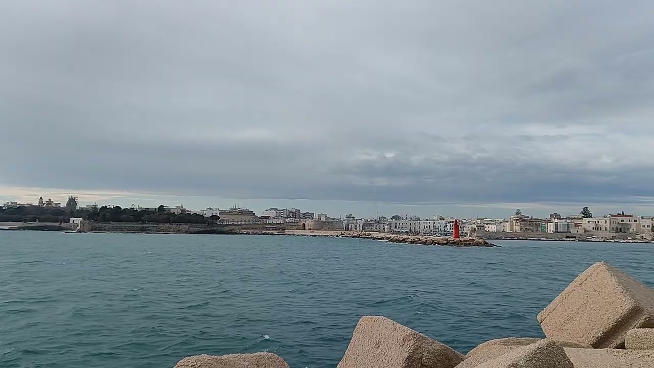 TRANI - visione del molo San Nicola d'inizio febbraio -