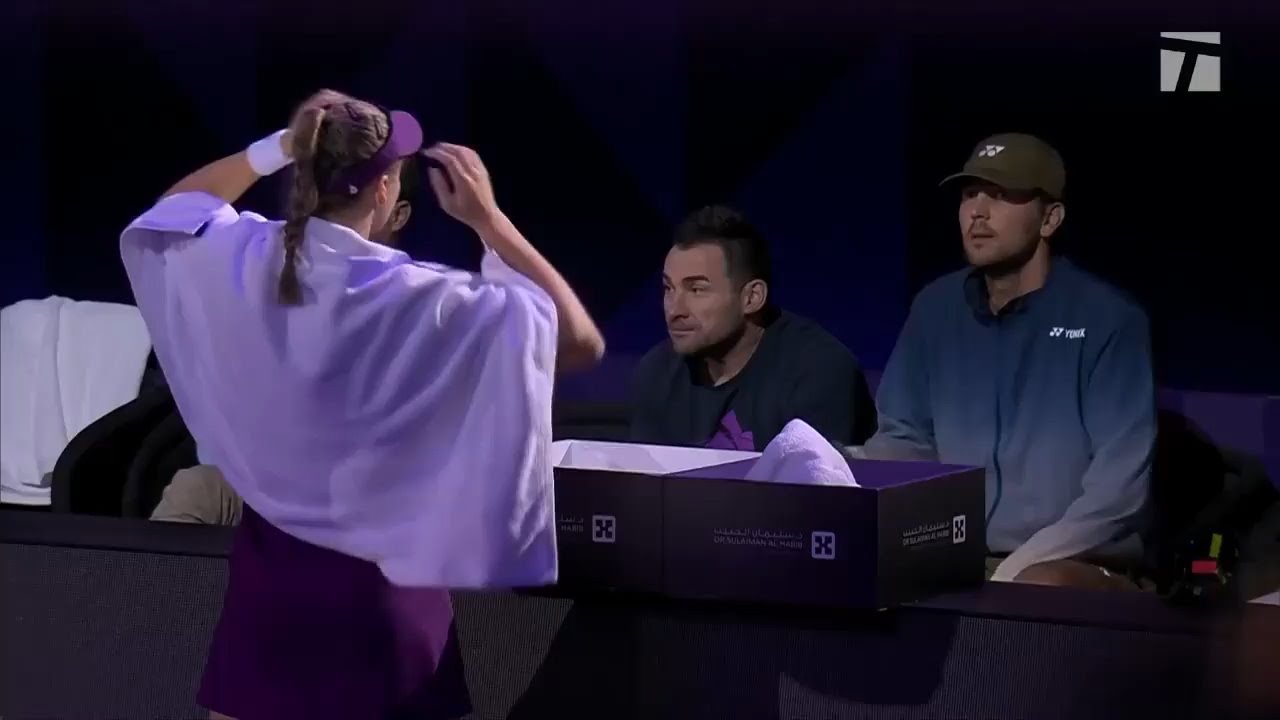 Stefano Vukov coaching Elena Rybakina during her match with Aryna Sabalenka (WTA Finals)